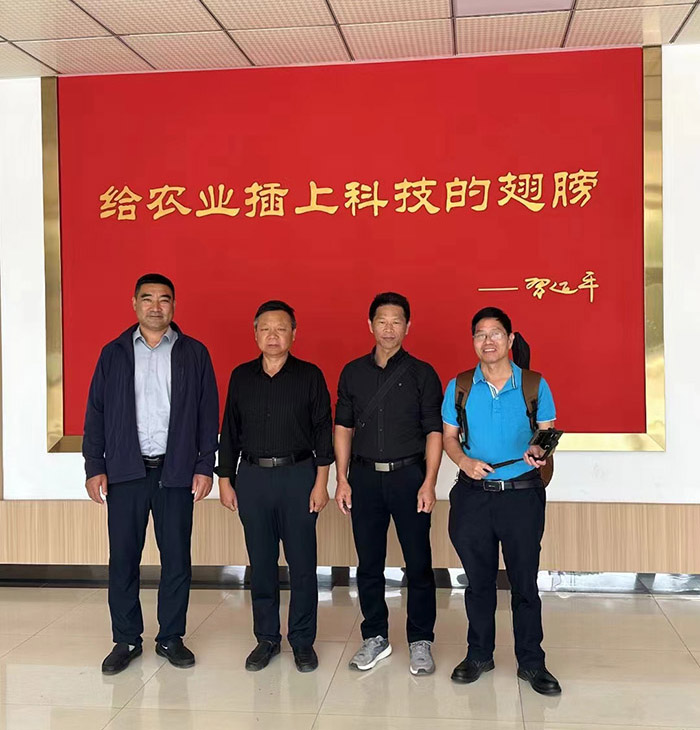 廣東省普寧市農(nóng)科所馮順洪所長、國家甘薯產(chǎn)業(yè)技術(shù)體系濟(jì)寧綜合實(shí)驗(yàn)站黃成星站長來金藤公司指導(dǎo)